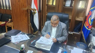 إنهاء ملفات التصالح: رئيس مركز إدكو يوقع نماذج تقنين أوضاع البناء بالبحيرة