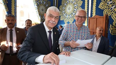رئيس جامعة المنوفية يدلي بصوته في انتخابات جمعية الرعاية الصحية والاجتماعية