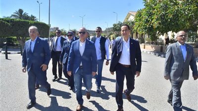 وزير الاستثمار يتفقد المنطقة الحرة بالعامرية ويشيد بمعدلات التصدير