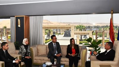 شركة عالمية ومحافظ أسوان يناقشان إنشاء أكاديميات للتدريب الرقمي بالصعيد