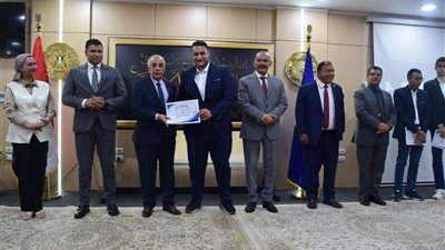 محافظ السويس يكرّم فريق 