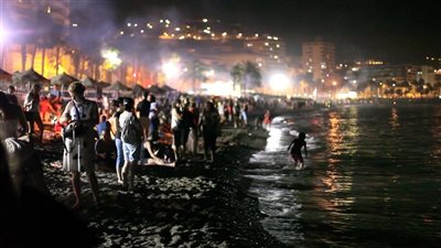الآلاف يلقون بانفسهم في المحيط.. ليلة سان خوان في بورتوريكو 