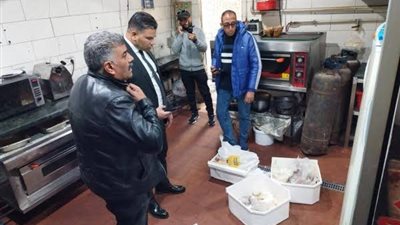  التنمية المحلية تتابع نتائج المرور الميداني على المحال بالعجوزة والدقي