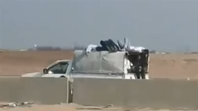 طمعا في الربح السريع.. ضبط سائق ربع نقل حمل ركابًا أعلى الصندوق الخلفي