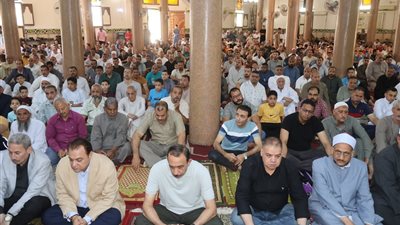 محافظ سوهاج يؤدي صلاة الجمعة بمسجد الحق بحي غرب.. صور