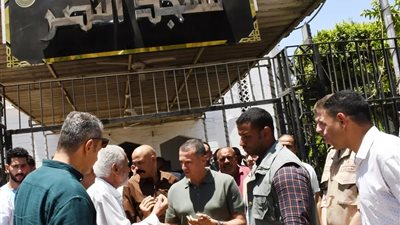 محافظ أسوان يؤدى صلاة الجمعة بمسجد النصر ويستمع لمطالب المواطنين