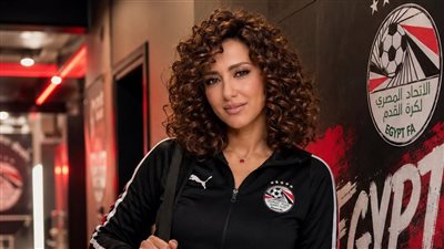بـ تيشرت المنتخب .. حنان مطاوع تحتفل بتأهل مصر لدور الـ 32 لكأس العالم