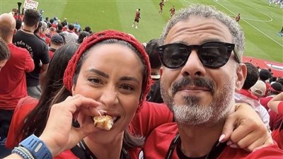 محمد فراج وبسنت شوقي يحتفلان بتأهل مصر لدور الـ 32 بالمونديال من الاستاد