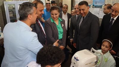 رئيس الوزراء يستعرض تقريرًا حول حصاد قافلة طبية شاملة بمركز كفر شكر