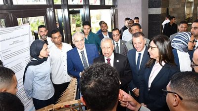 وزيرة الثقافة ومحافظا أسوان والوادي الجديد يتفقدون مشروعات طلاب الآثار والتراث