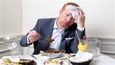 التعرق أثناء تناول الطعام.. متى يكون علامة على مشكلة صحية؟