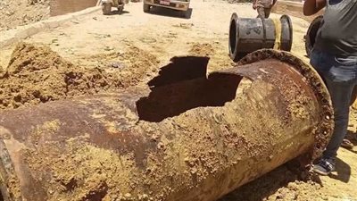 كسر مفاجئ بخط مياه رئيسي يقطع الخدمة عن مناطق واسعة بالسويس
