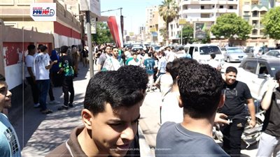توافد طلاب وطالبات الثانوية العامة بالفيوم على لجان امتحان اللغة العربية 
