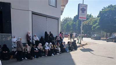 أولياء الأمور ينتظرون أبناءهم.. ترقب وقلق أمام لجان الثانوية العامة