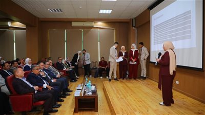 محافظ دمياط يشارك مناقشة مشروعات تخرج طلاب جامعة الدلتا للعلوم والتكنولوجيا 