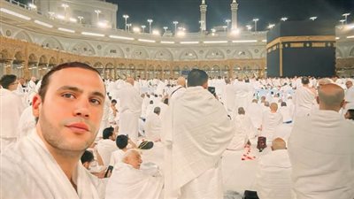 بعد نجاح فيلم صقر وكناريا..  محمد إمام يؤدي مناسك العمرة |صور