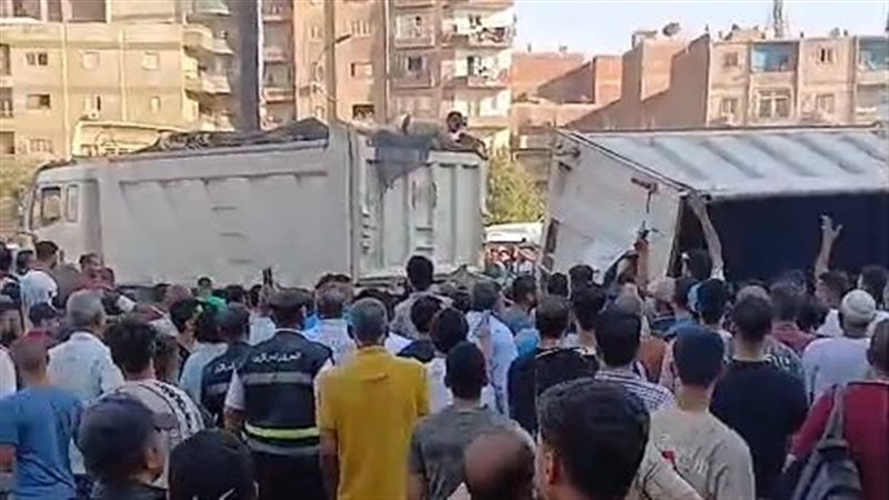 سقوط سيارة نقل بمقطورة