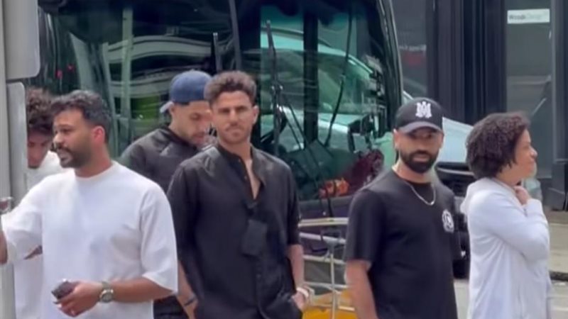 الجماهير تلتف حول