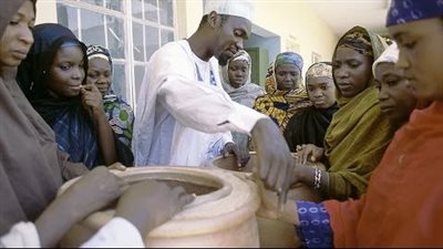 ثلاجة بلا كهرباء.. ابتكار نيجيري يحافظ على الطعام لأكثر من 27 يومًا