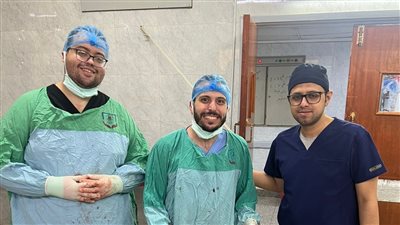 فريق طبي بمستشفيات جامعة أسيوط ينجح في استئصال ورم مبيضي ضخم لسيدة خمسينية