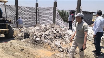 إزالة حالتي بناء مخالف على الأراضي الزراعية بقرية الحاجر بالبحيرة