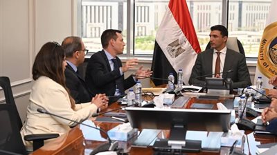 وزير الصناعة يبحث مع 