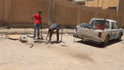 استجابة فورية لشكوى مواطن.. حي عتاقة بالسويس يعالج انسدادا بخطوط  بالشوارع 