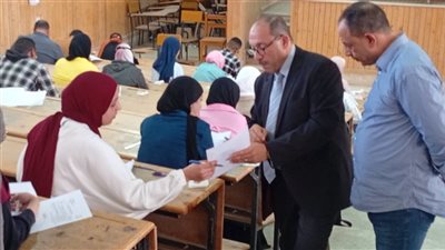 نائب رئيس الجامعة يتفقد سير امتحانات الدراسات العليا بكلية الحقوق