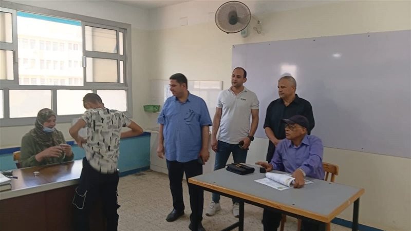 الكشف الطبي على طلاب