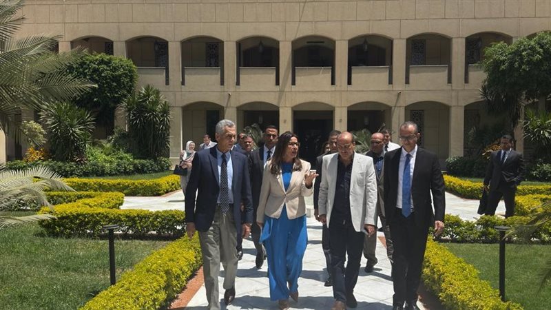 وزيرة الثقافة 