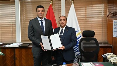 وزير الصناعة يتفقد 