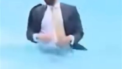 بالبدلـة الرسمية.. عمدة نيويورك يفاجئ الحضور بقفزة جريئة داخل حمام السباحة