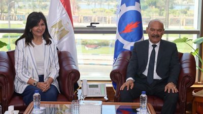 محافظ السويس يبحث مع السفيرة نبيلة مكرم تعزيز التعاون لدعم العمل الأهلي 