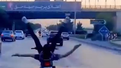 بسرعة جنونية واستعراض مرعب.. راكب موتوسيكل يثير الذعر على الطريق السريع