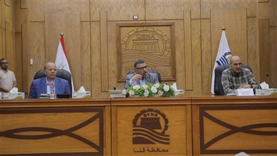 محافظ قنا يبحث 260 شكوى وطلبًا خلال اليوم المفتوح للمواطنين