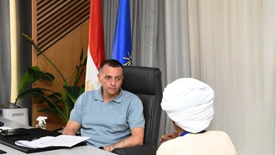 محافظ أسوان يستجيب لـ30 مواطنًا.. دعم لذوي الإعاقة ومساعدات عاجلة وفرص عمل