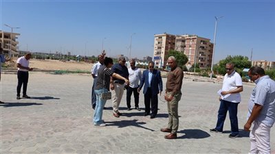 رئيس جامعة قنا يتابع تطوير الساحة المركزية أمام كلية الآداب 