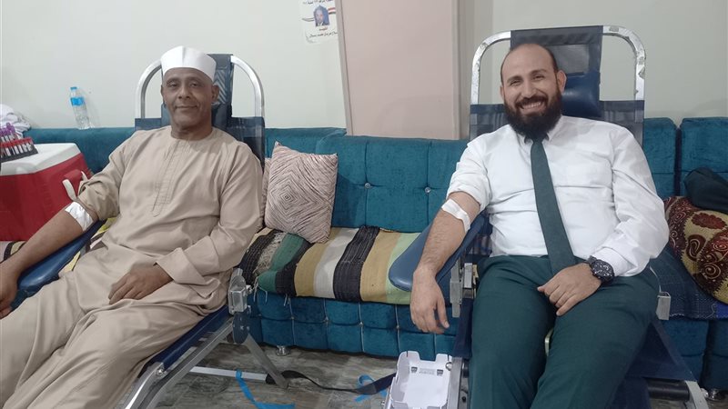 قس وشيخ يتبرعا بالدم
