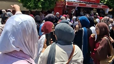 طلاب الثانوية العامة بالنظام القديم يؤدون امتحان اللغة الأجنبية الثانية اليوم