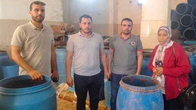 ضبط 30 برميل مخلل بدون بيانات في حملة بكفر الدوار البحيرة