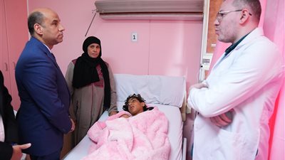 وزير العمل يزور مصابي حادث مشروع القطار السريع بمستشفى الشيخ زايد التخصصي