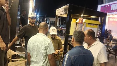 حملة مكبرة بحي السويس لمراجعة المحال التجارية وإزالة الإشغالات بالشوارع
