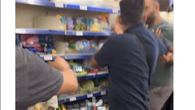 خناقات داخل السوبر ماركت في فرنسا.. والسبب مروحة للحصول على نسمة هواء
