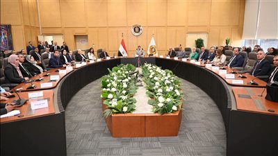 وزير الصناعة يستعرض خطة الوزارة ويكرم 19 موظفًا خلال اللقاء الدوري المفتوح