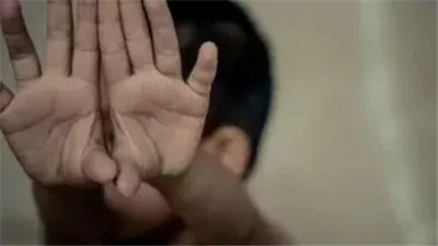 مصرع طفل بعد تعدى عشيق والدته عليه بالضرب المبرح فى الصف