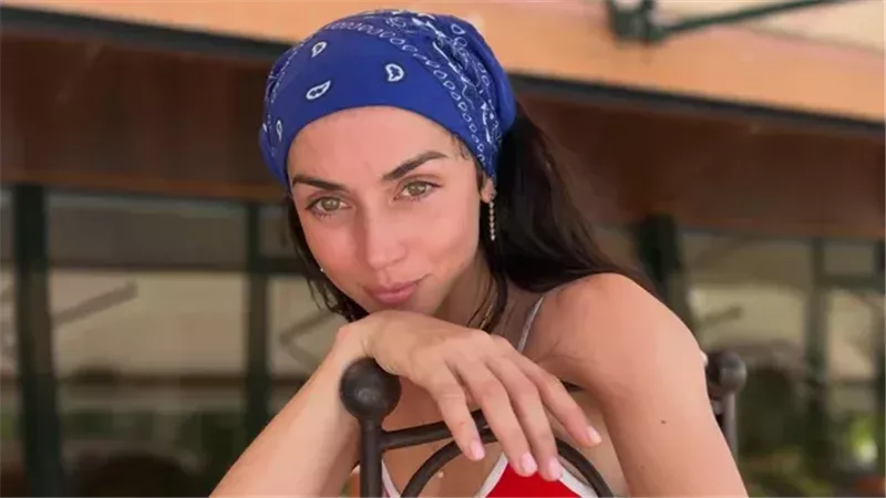 النجمة العالمية آنا