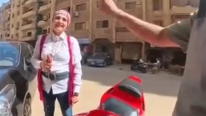سيدة مصرية تخطف الأنظار