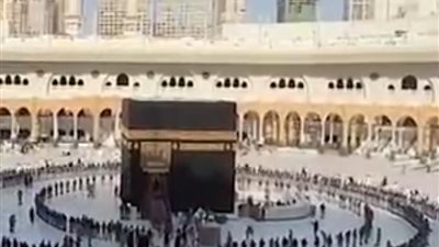  متجمعين بالمئات.. مراسم غسل الكعبة المشرفة تجذب أنظار المسلمين حول العالم