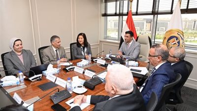 وزير الصناعة يبحث تركيب أنظمة طاقة شمسية في 20 منشأة حكومية