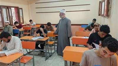 رئيس منطقة سوهاج الأزهرية يتفقد لجان أخميم.. وهدوء في امتحان التفسير